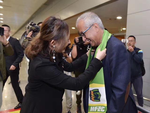 叶辰见此，特意从身上取出一枚散血救心丹，走上前去递给陈肇钟道：钟叔，这颗丹药应该能治好您的母亲，您现在就喂她服下吧。
